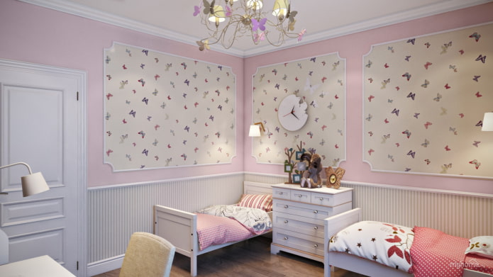 Papier peint rose et beige dans la chambre d'enfant