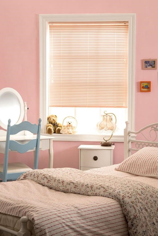 stores dans la chambre d'enfant