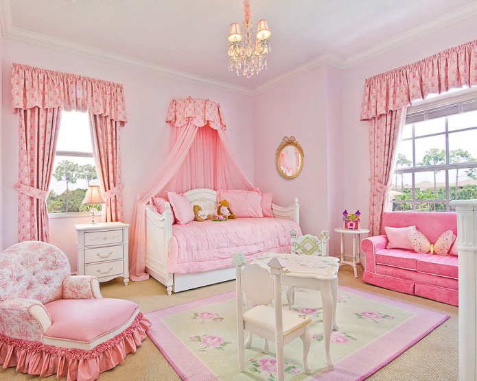 rideaux roses dans la chambre de bébé
