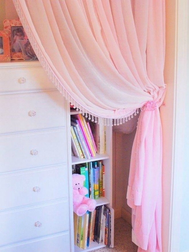 rideaux roses dans la chambre de bébé