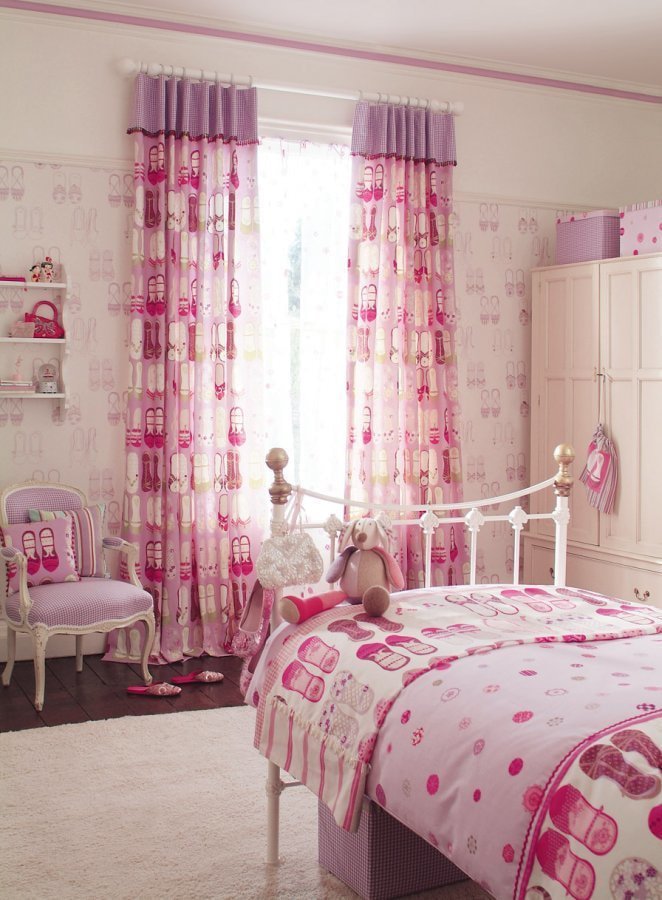 rideaux roses dans la chambre de bébé