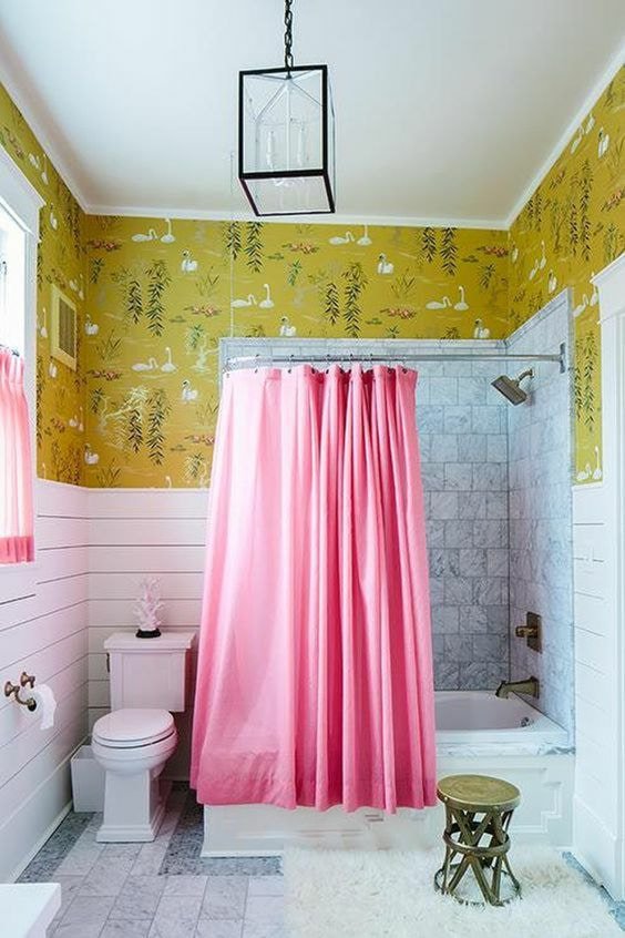 rideaux roses dans la salle de bain
