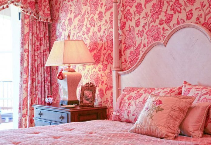 rideaux roses à motif floral