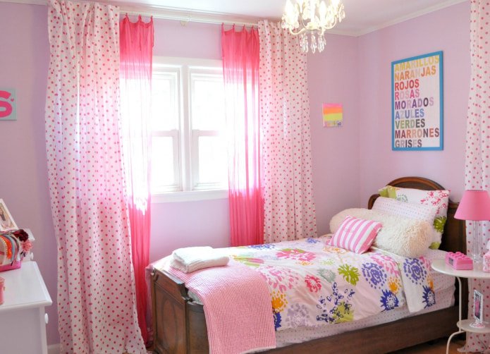 Rideaux à pois dans la chambre d'enfant