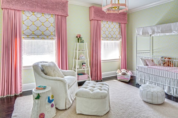 rideaux blancs et roses dans la chambre de bébé