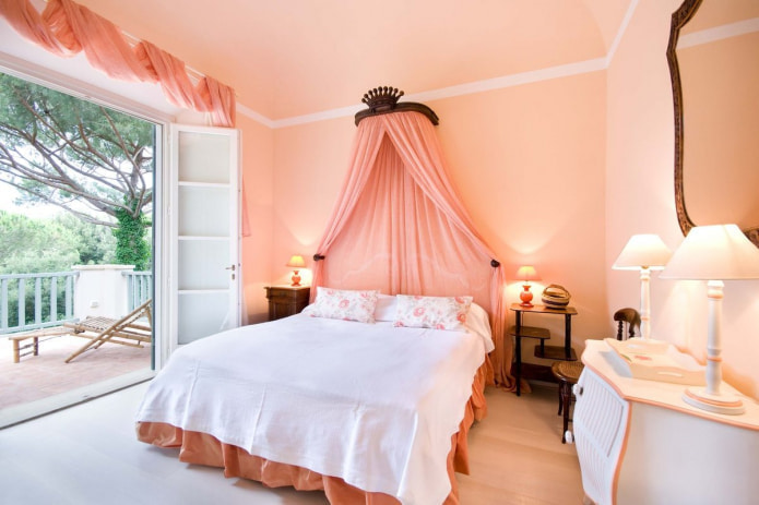 rideaux corail dans la chambre