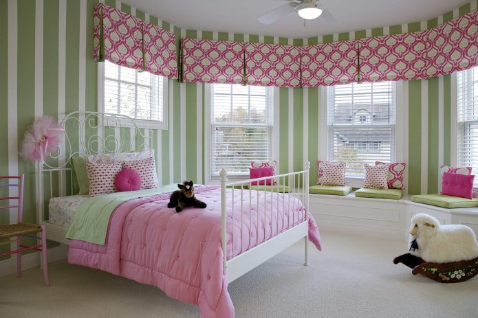 textiles roses dans la chambre d'enfant