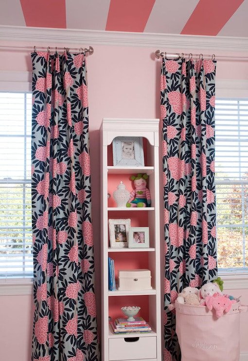 rideaux bleus et roses