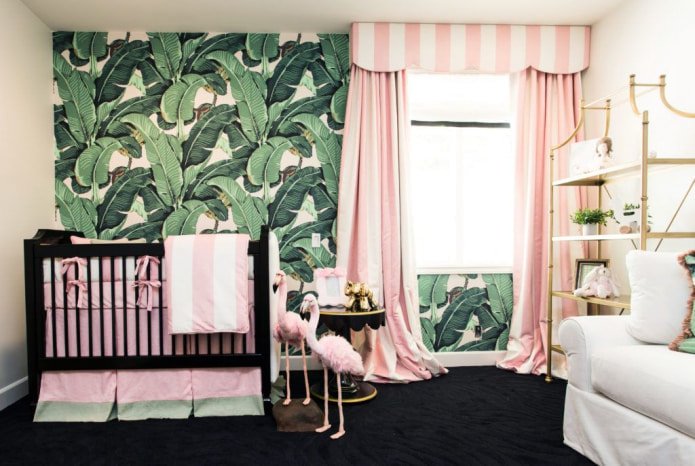 Rideaux à rayures roses dans la chambre de bébé