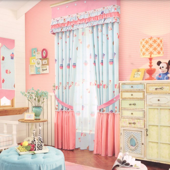 rideaux roses et bleus dans une chambre d'enfant