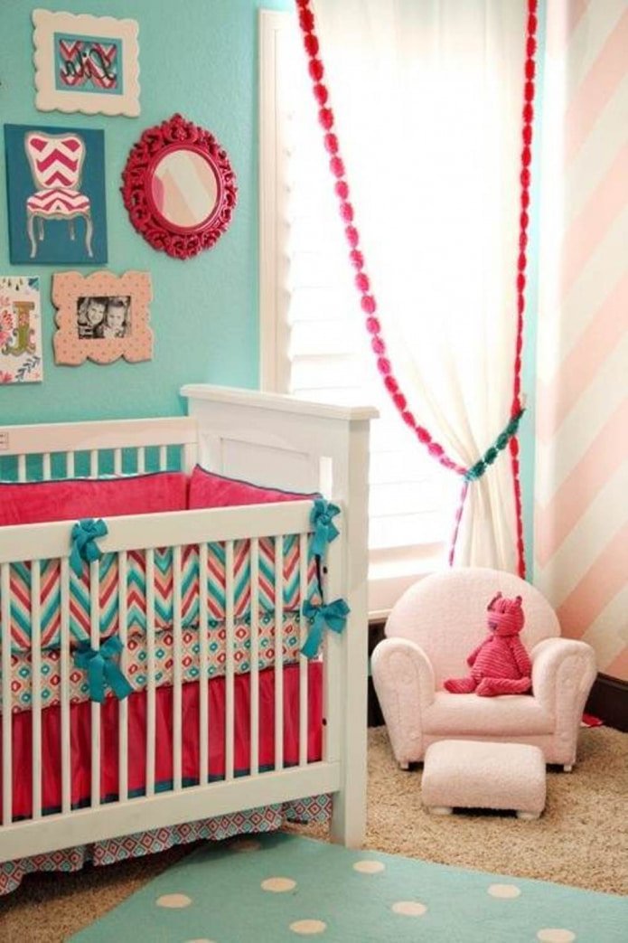 rideaux roses et turquoise dans la chambre de bébé