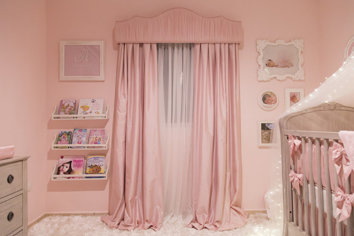 Rideaux roses avec papier peint rose