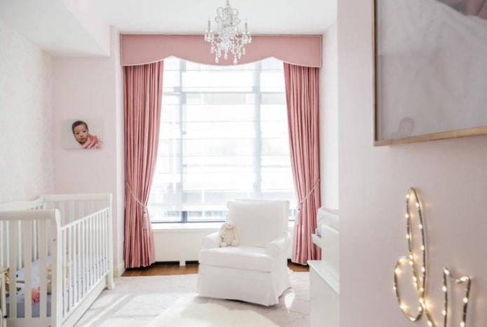 rideaux rose poudré dans une chambre d'enfant