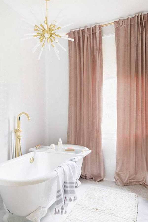 rideaux rose poudré dans une salle de bain