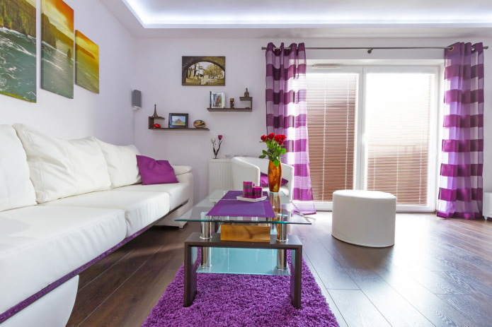 rideaux roses et violets dans le couloir
