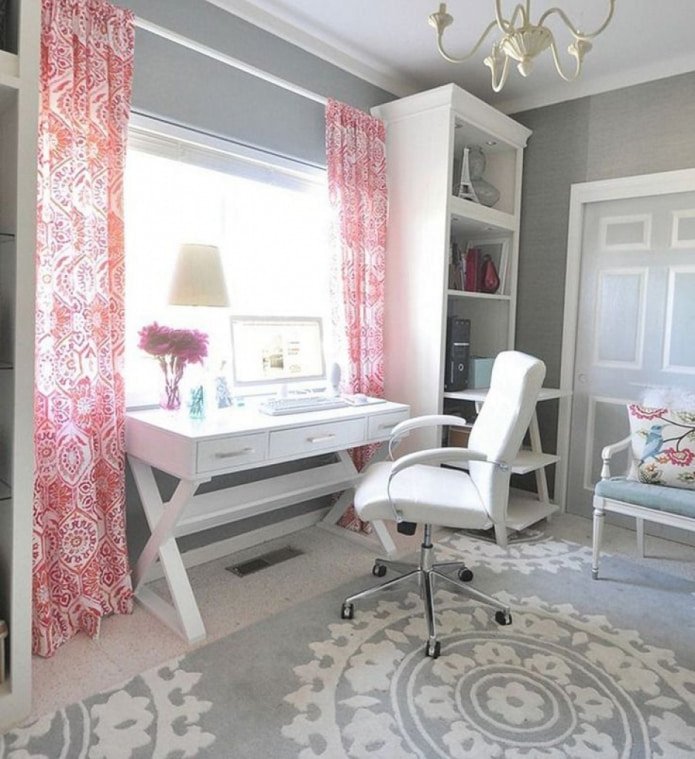 Rideaux roses au bureau