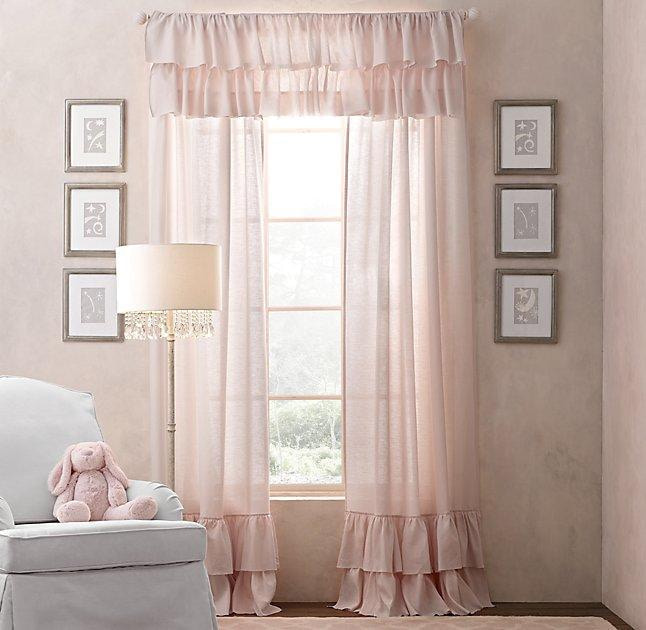 rideaux en lin dans la chambre d'enfant