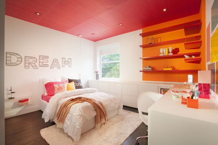 Plafond couleur framboise à l'intérieur