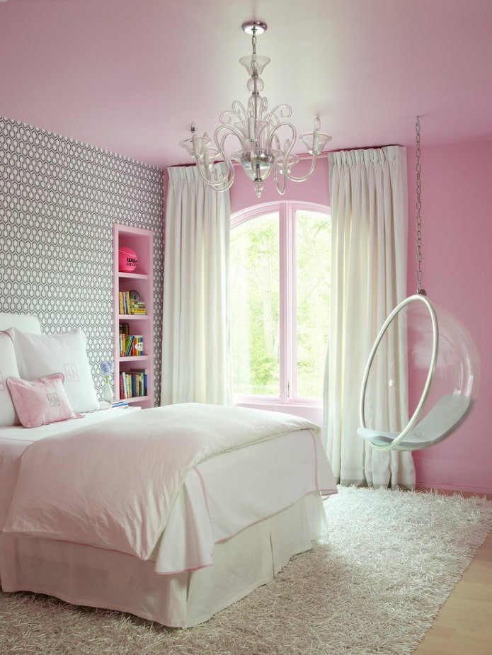 Plafond rose pâle à l'intérieur