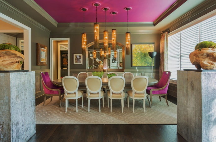 Plafond fuchsia à l'intérieur