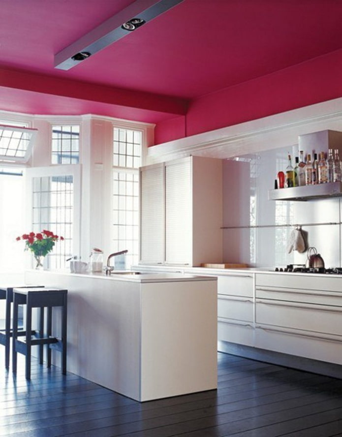 Revêtement de plafond rose dans la cuisine