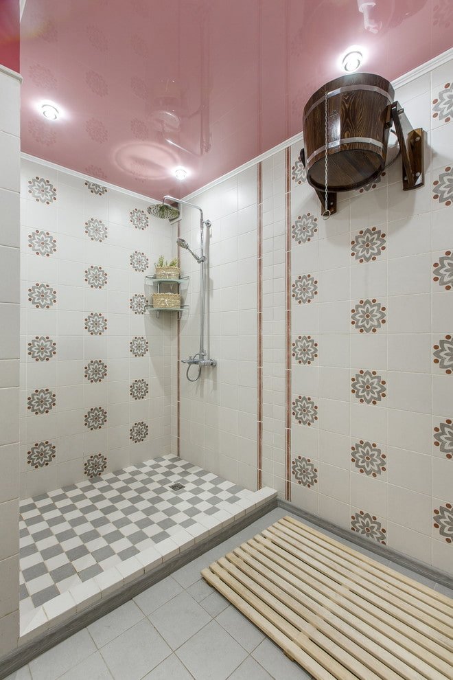 plafond tendu rose dans la salle de bain