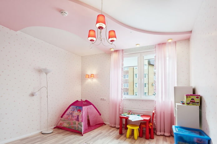 Structure de plafond blanche et rose à l'intérieur