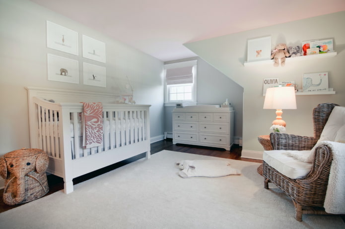 revêtement de plafond rose avec murs gris