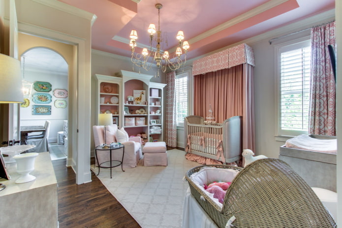 Revêtement de plafond rose dans la chambre de bébé