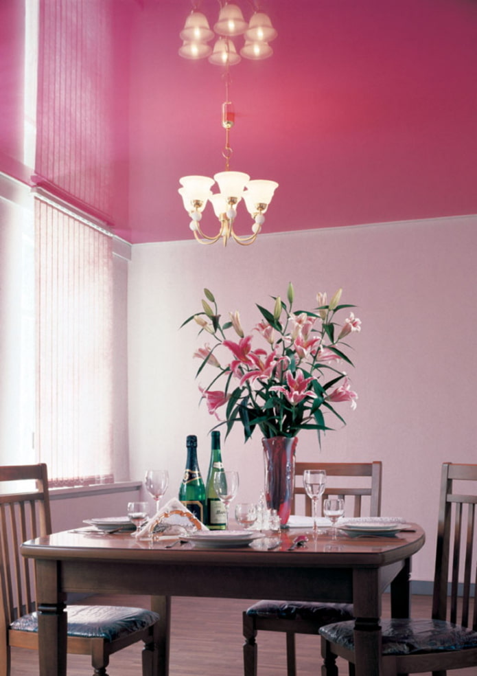 Plafond tendu rose à l'intérieur