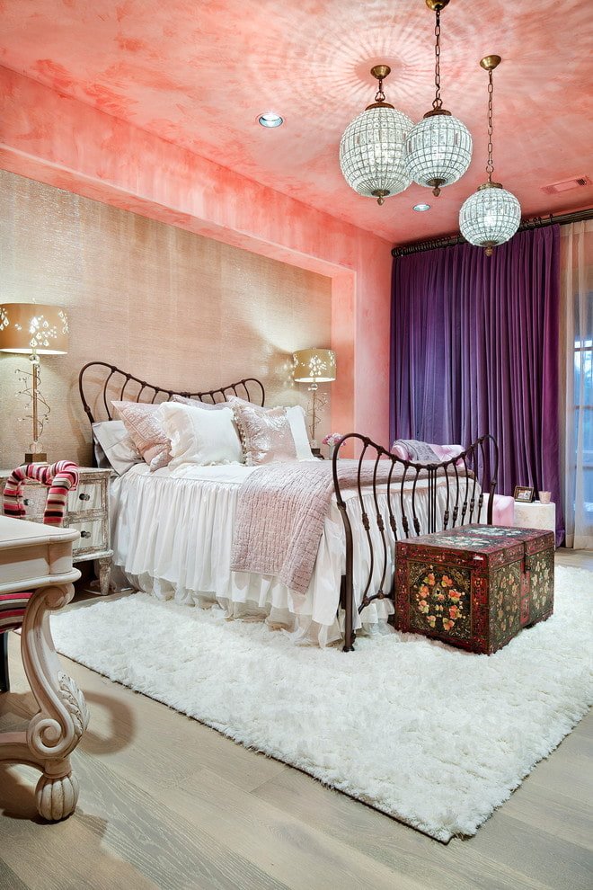revêtement de plafond rose dans la chambre