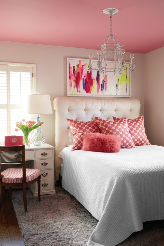 Plafond tendu rose à l'intérieur
