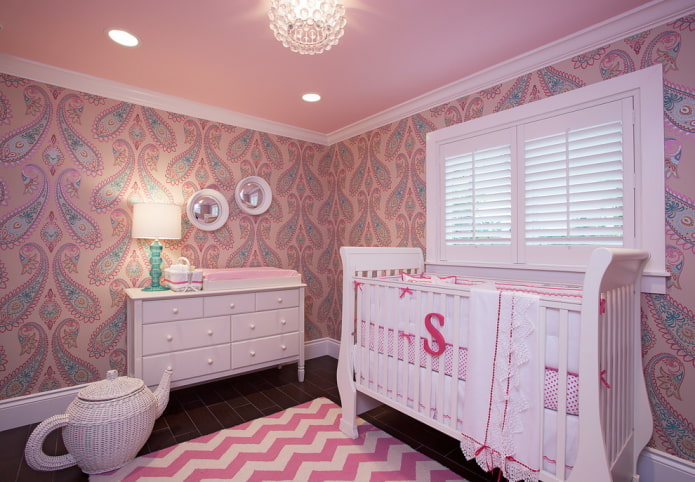 Revêtement de plafond rose dans la chambre de bébé