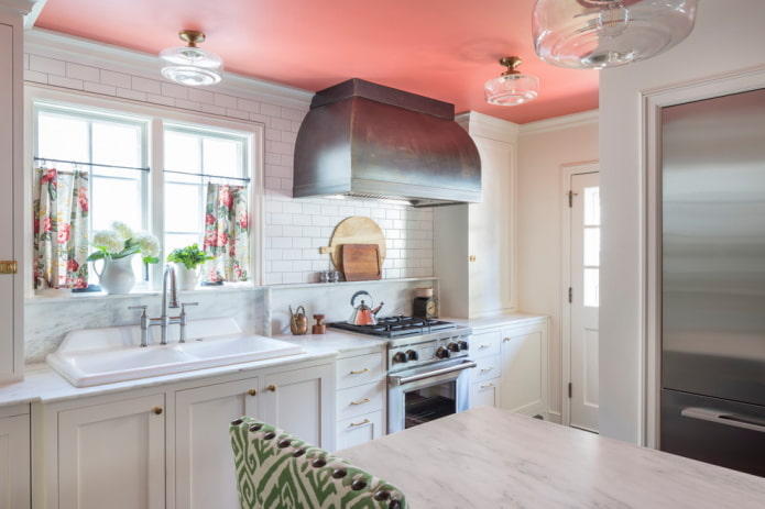 Revêtement de plafond rose dans la cuisine
