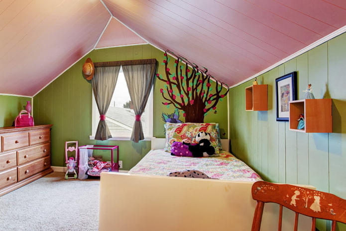 revêtement de plafond rose avec murs verts