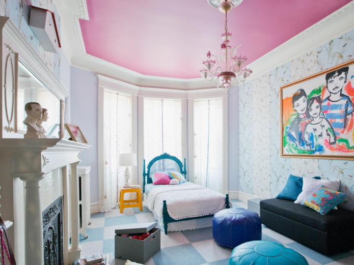 Revêtement de plafond rose dans la chambre de bébé