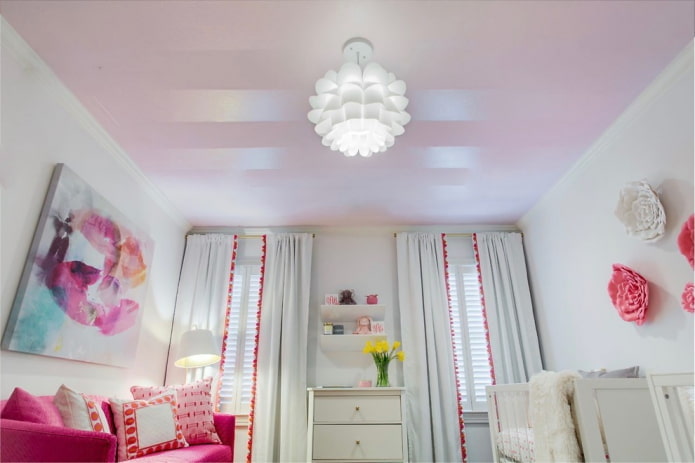 Structure de plafond rose avec lustre