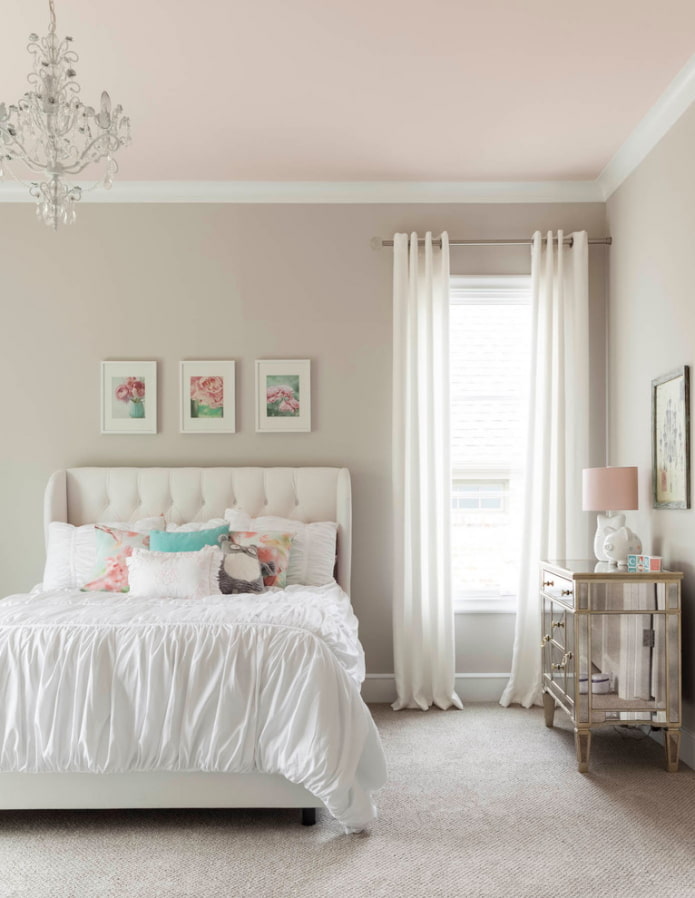 Plafond rose pâle À l'intérieur