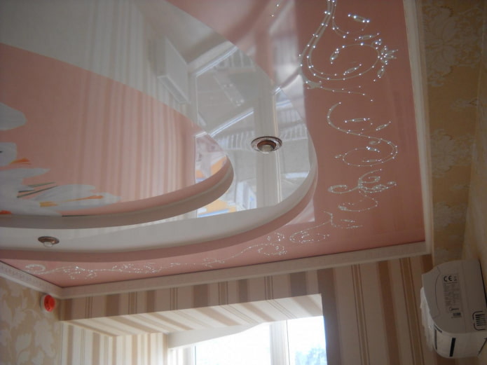 Structure de plafond rose à plusieurs niveaux
