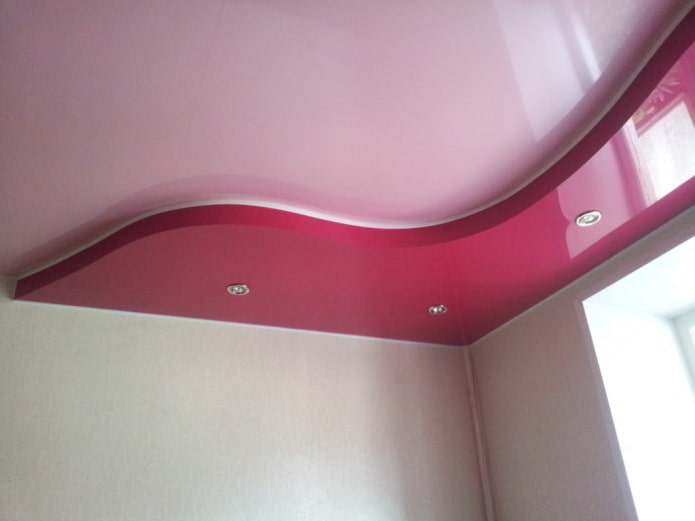 Structure de plafond rose à deux niveaux