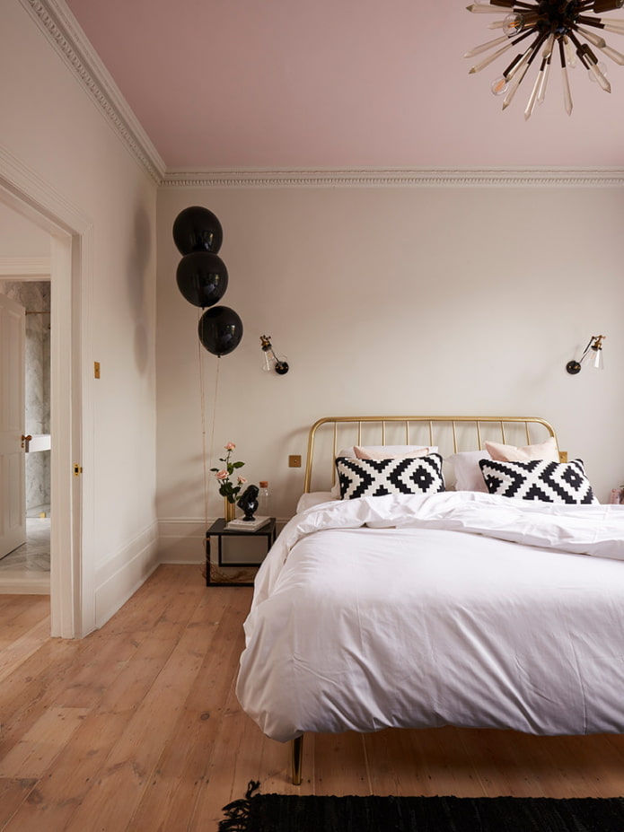 revêtement de plafond rose dans la chambre