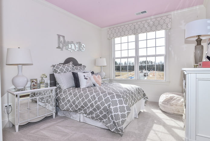revêtement de plafond rose avec murs blancs