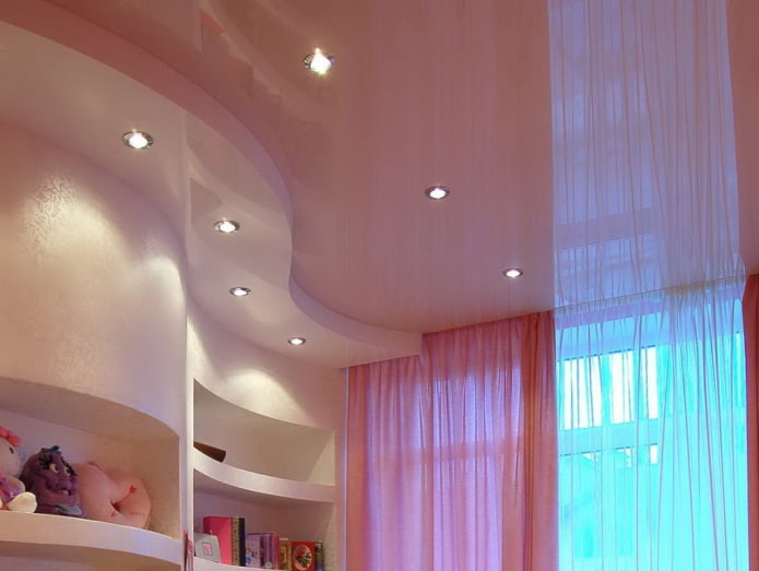 Structure de plafond rose à deux niveaux