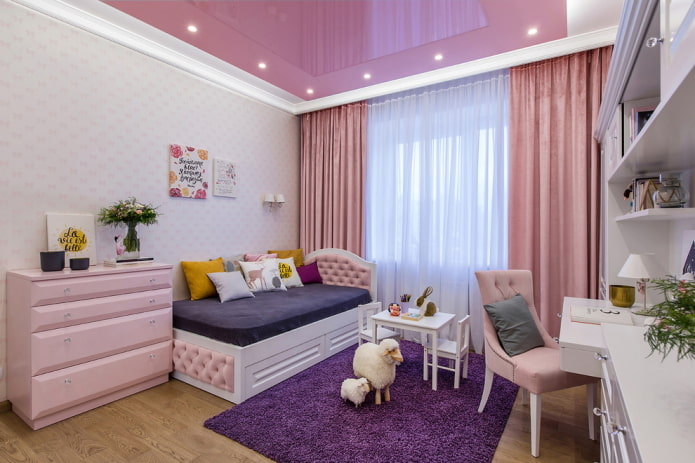 Plafond tendu rose dans la chambre de bébé