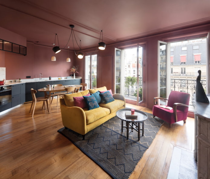 plafond rose dans le salon