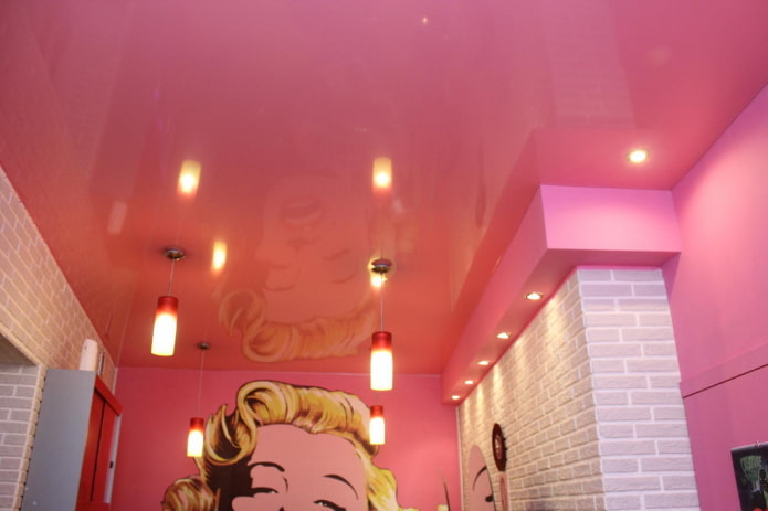 Plafond rose design avec lampes