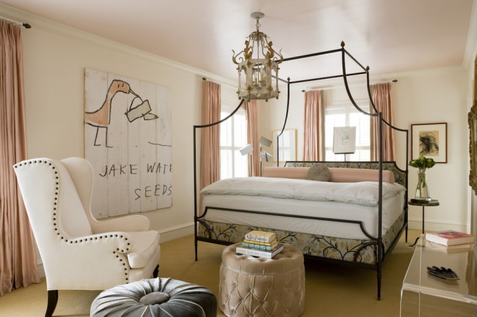 Revêtement de plafond rose avec murs beiges