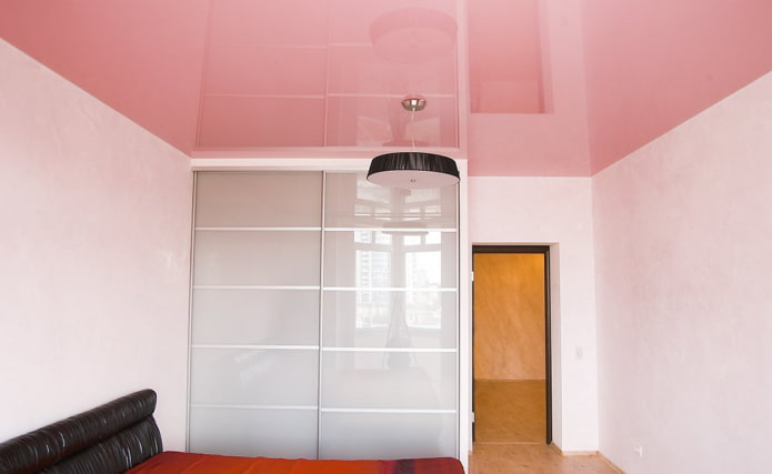 Plafond tendu rose à l'intérieur