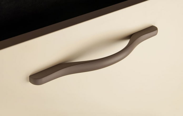 laconic handle-bracket