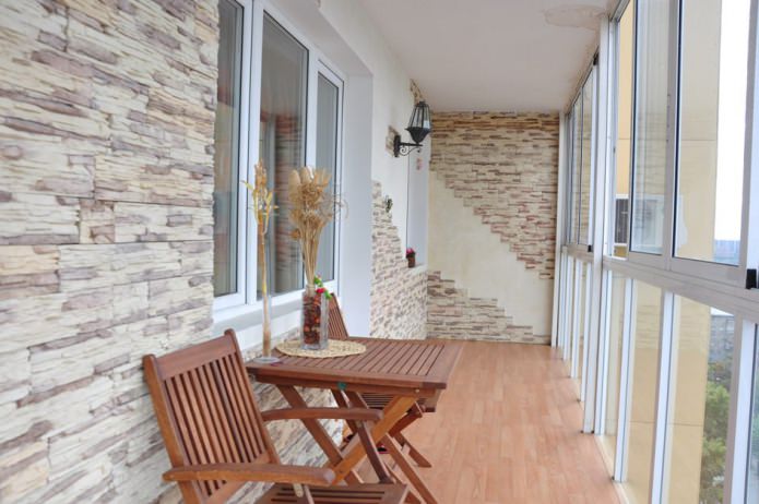 Pierre décorative sur la loggia